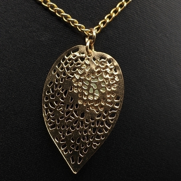 MINIMALIST Leaf and Mint Green Accent Necklace - Picture 2 of 3